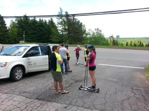 Anne-Marie Comeau, Cendrine Browne et Dasha Gaïazova échangent avec les entraîneurs après leur session de ski à roulettes.