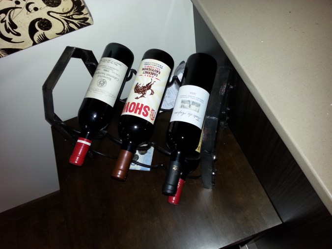 La «cave» à vin... Remarquez à gauche, un cab 1986 (autrichien??!!) Ça date d'avant les exploits de Pierre Harvey en Coupe du monde!