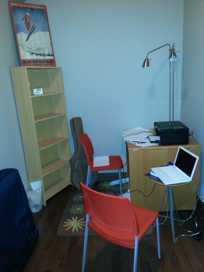 Le coin bureau-ordi. La biblio a hâte que l'année scolaire commence pour se remplir... 