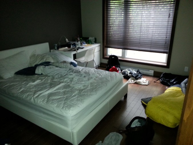 Chambre avec pas de fille dedans. Ça va changer quand la blonde va venir faire un tour!