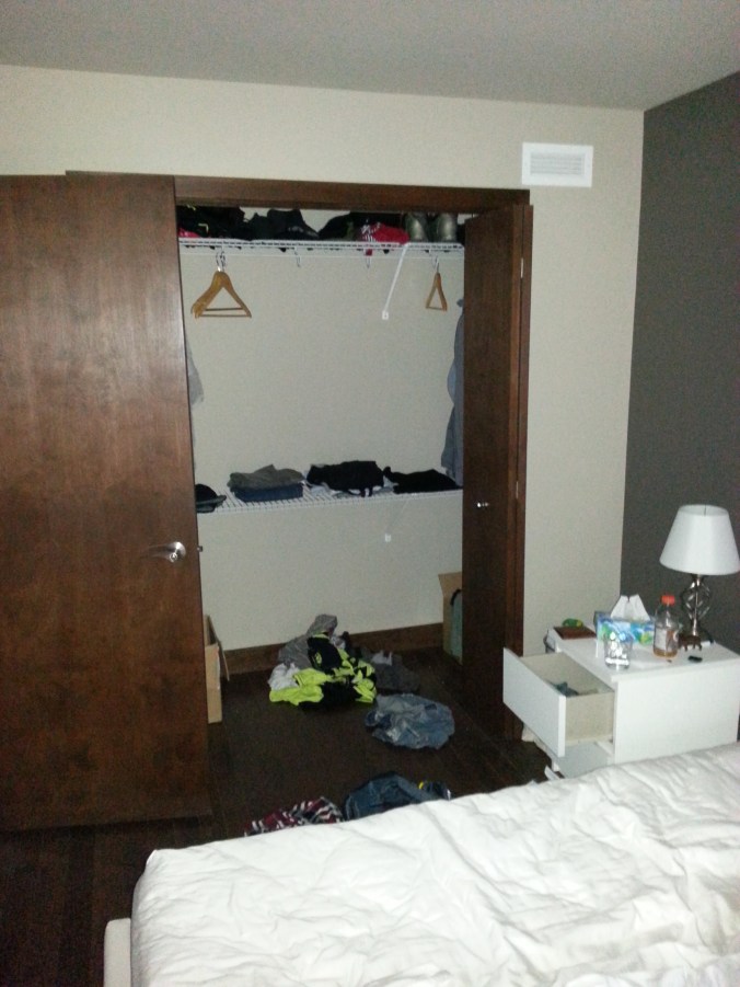 Chambre avec copine qui est passée y'a pas si longtemps: il reste encore du linge plié dans la garde-robe!