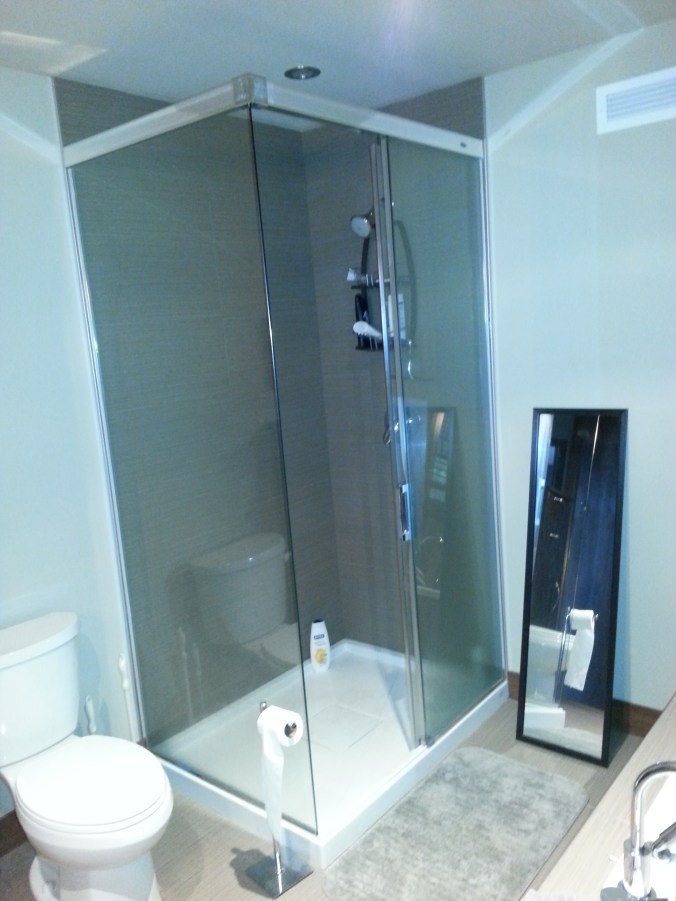 Douche de grande dimension... Mais des sources fiables proches des boys nous assurent qu'ils y passent chacun leur tour!