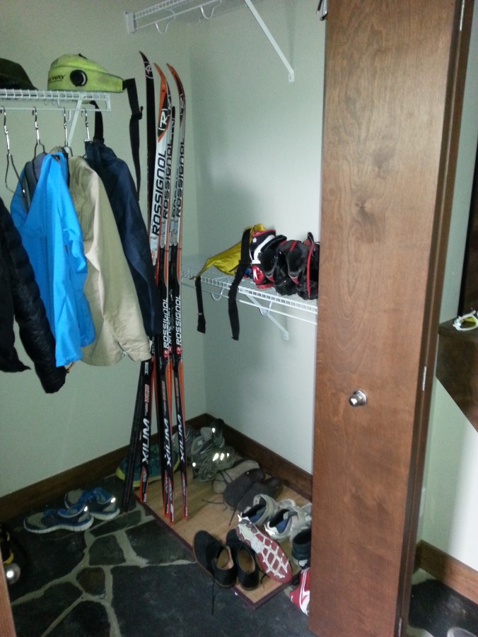 Dans la garde-robe, à l'entrée, des skis et autre matériel de ski de fond.
