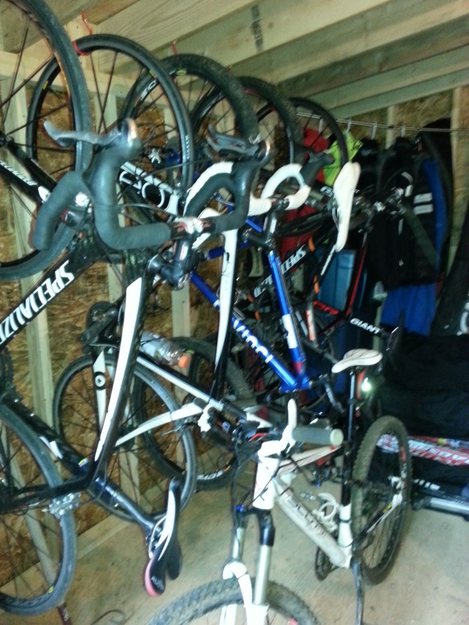 Dans la remise, des vélos de route et des vélos de montagne. Quand tu aimes souffrir...